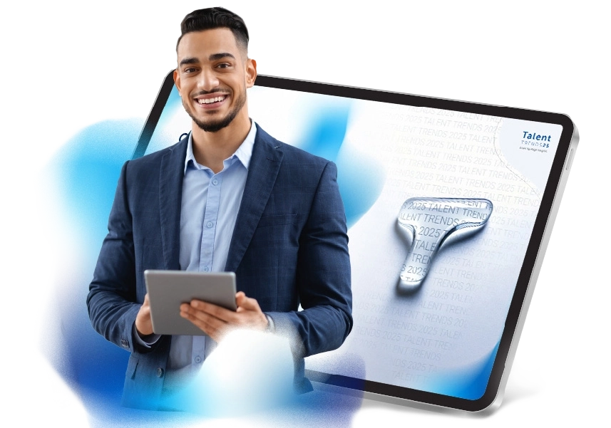Un hombre sonriente con una tableta en sus manos se encuentra frente a una imagen de una tableta que muestra la página principal de Talent Trends.