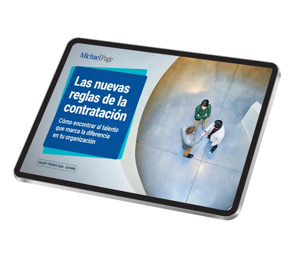  Imagen adicional de Talent Trends 2026 en la que aparece una mujer frente a una tableta al fondo, junto con la portada de esta edición