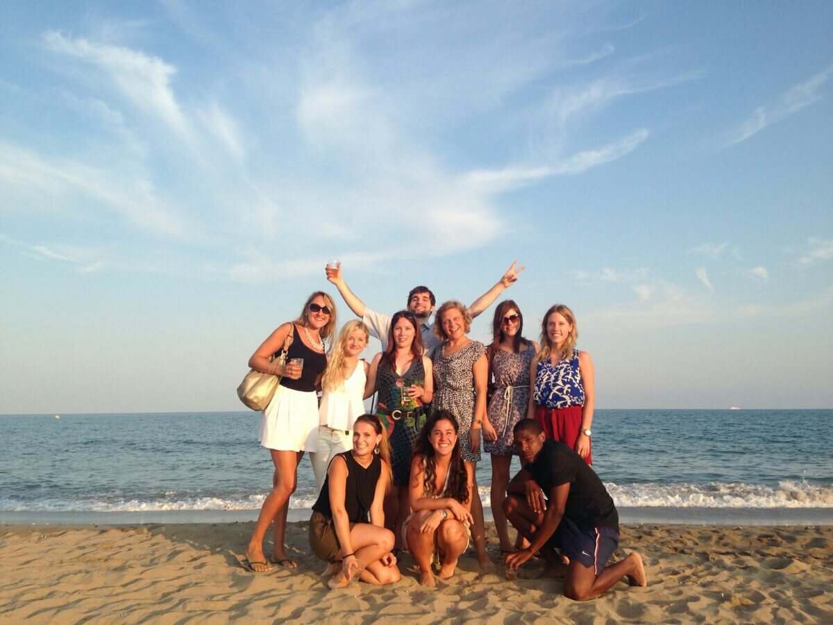 grupo de personas en la playa