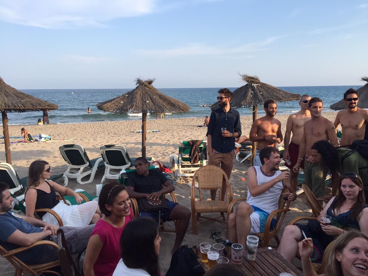 grupo de personas en la playa