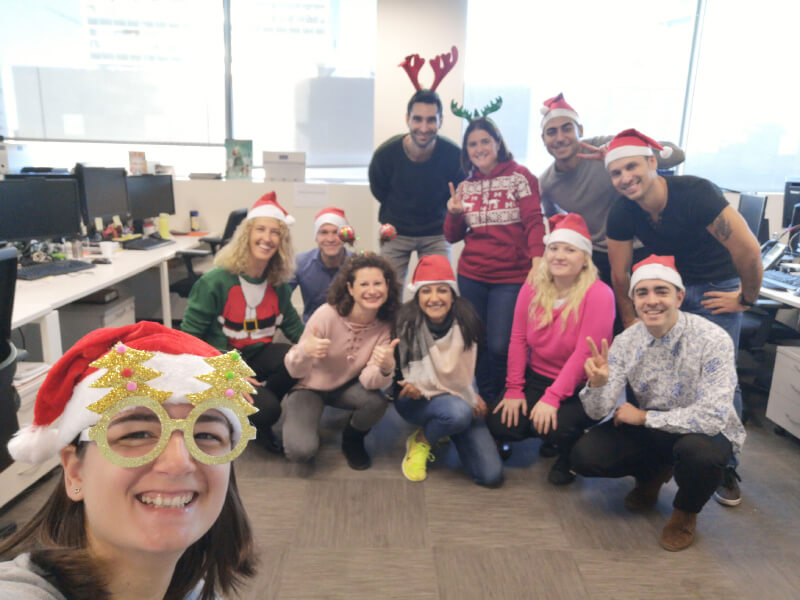 grupo de personas vestidas de navidad> <img class=