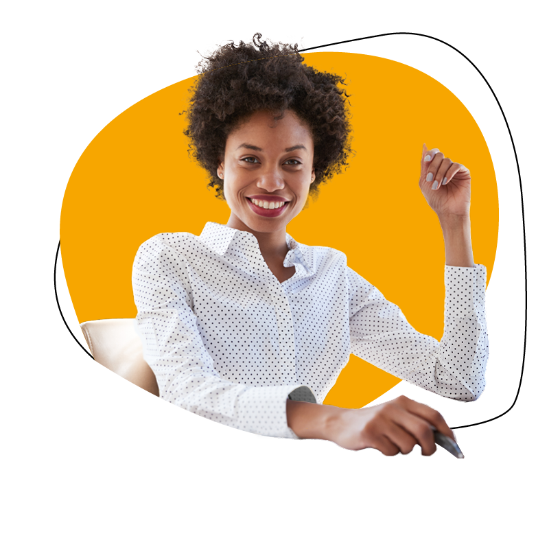 Persona sonriente con camisa blanca de puntos y fondo naranja.
