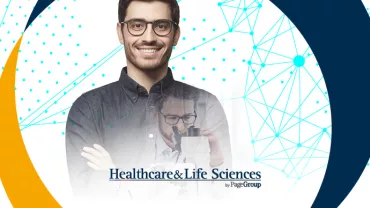 Hombre sonriente con gafas sobre fondo abstracto azul. Texto: Healthcare & Life Sciences by PageGroup.