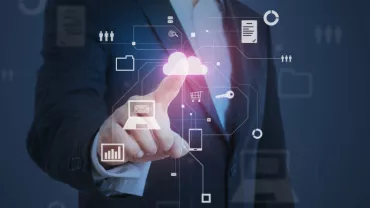 Persona interactuando con iconos digitales en nube