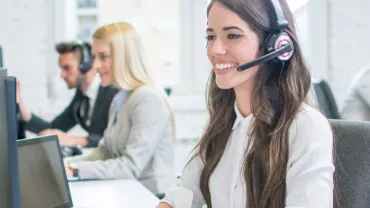 Personas trabajando en un centro de atención al cliente.