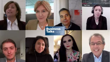 Ocho personas en una videoconferencia de negocios.