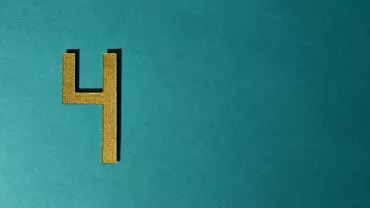 Número cuatro dorado sobre fondo verde.