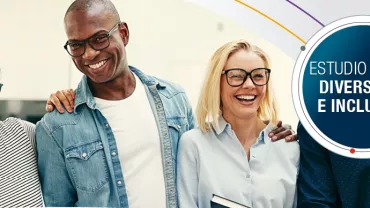 Grupo sonriendo junto al texto sobre diversidad e inclusión.