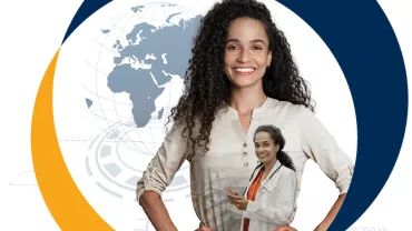 Persona sonriendo, fondo con mapa del mundo.