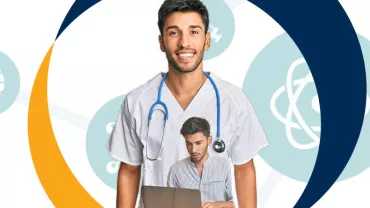 Médico sonriendo con estetoscopio y persona trabajando en computadora.