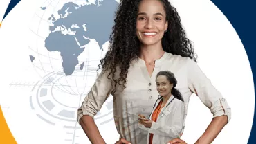 Mujer sonriendo con un fondo de globo terráqueo.