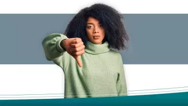 Persona con suéter verde haciendo gesto de desaprobación.