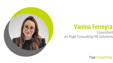 Retrato de una persona con gafas de pie junto al texto que menciona su título de consultor.