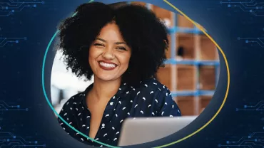 Persona sonriendo frente a una computadora, con fondo de circuitos.