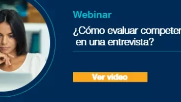 Mujer concentrada frente a una computadora. Texto: Webinar ¿Cómo evaluar competencias en una entrevista?