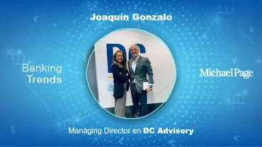 Dos personas frente a un logo de DC Advisory, fondo azul con texto sobre tendencias bancarias.