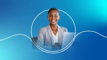 Persona sonriendo con un fondo azul brillante.