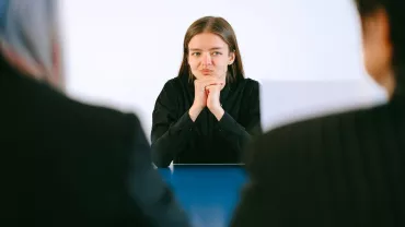 Profesional reflexionando sobre dos ofertas de empleo.
