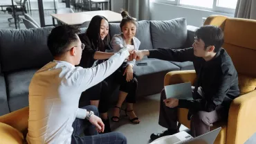 Profesionales interactuando en una oficina moderna.