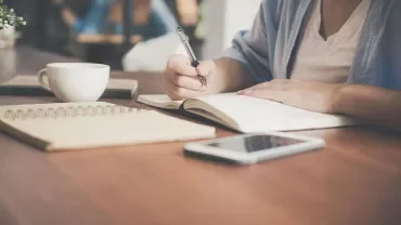 Profesional organizando documentos en un escritorio ordenado.
