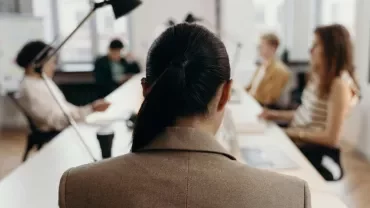 Empleado satisfecho trabajando en un entorno de oficina colaborativo.