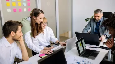 Profesionales en entrevista de trabajo para atraer talento gracias a políticas transparentes. 