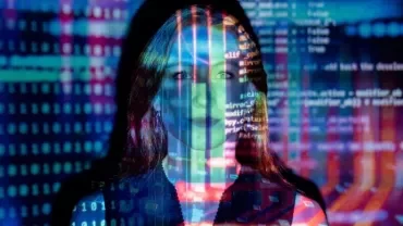 mujer mirando a una pantalla con código de software