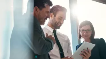 Equipo de consultores revisando un CV