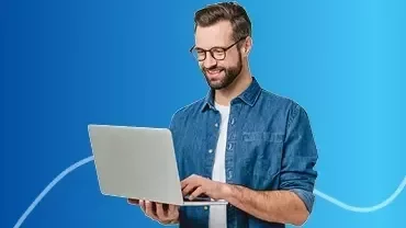 Banner de la guía de onboarding con un hombre usando un portátil.