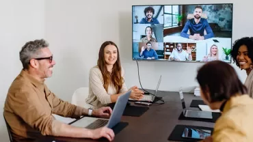Reunión híbrida de equipo de profesionales.