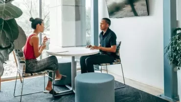 chico y chica haciendo una entrevista de trabajo