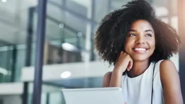 Mujer mirando hacia su futuro profesional