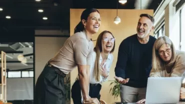 equipo de trabajo diverso sonriente y contento