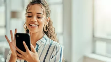 chica mirando las redes sociales en su móvil