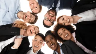 Grupo de profesionales en circulo sonrientes