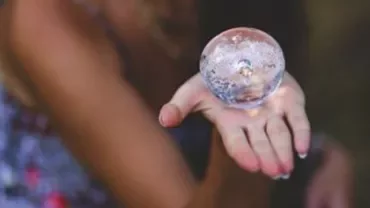 Mano mostrando una bola del futuro
