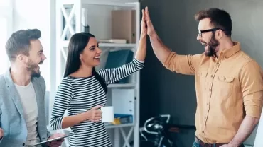 equipo de trabajo positivo y sonriente