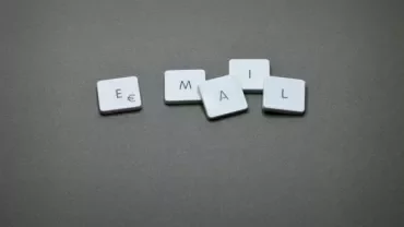 juego de letras que construyen la palabra EMAIL
