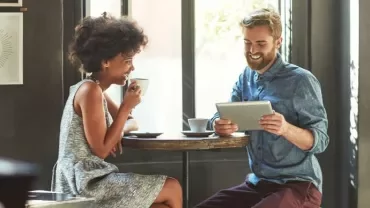 chico y chica revisando los prompts para la búsqueda de empleo y la entrevista