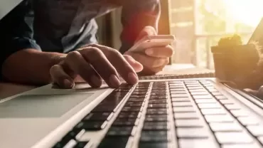 Teclado de ordenador con manos haciendo click en teclas