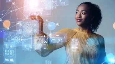 Mujer haciendo click en una pantalla virtual