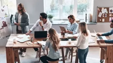 equipo de trabajo temporal trabajando en una oficina