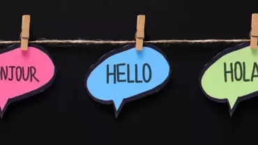 onomatopeyas diciendo Bonjour, Hello y Hola