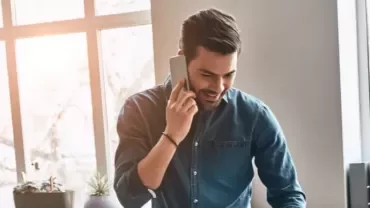 hombre hablando por teléfono recibiendo una buena noticia