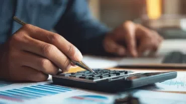 Profesional del sector bancario con documentos encima de la mesa en la oficina