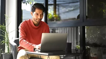 Profesional de recursos humanos o responsable de contratación analizando información salarial y tendencias del mercado laboral en un entorno de oficina actual.