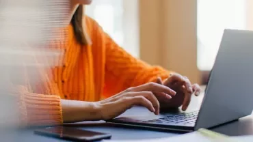 Joven profesional preparando su CV y buscando sus primeras oportunidades laborales