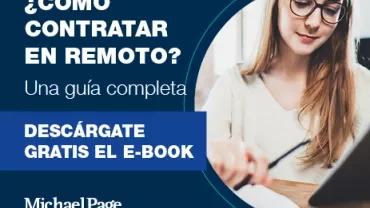 Imagen de una persona con gafas leyendo en una computadora portátil.