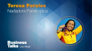 Teresa Perales sonriendo y sosteniendo una medalla en Business Talks
