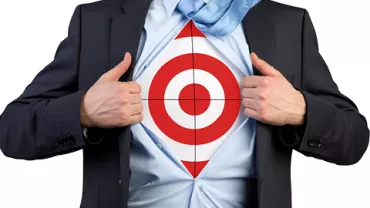Persona abriendo camisa para revelar un objetivo rojo debajo.